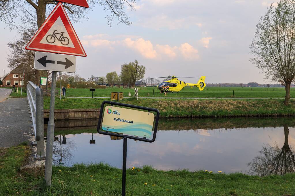 Fietsster zwaargewond bij aanrijding met auto
