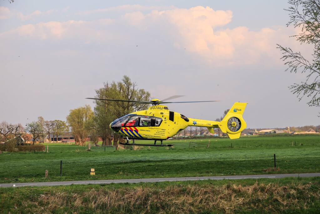 Fietsster zwaargewond bij aanrijding met auto