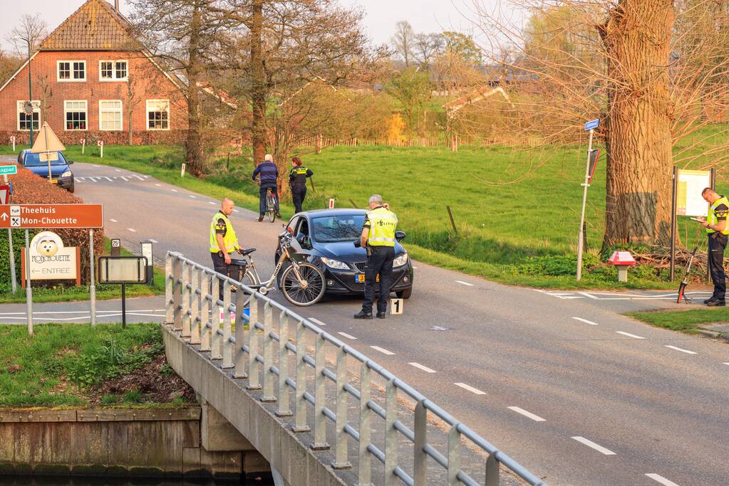 Fietsster zwaargewond bij aanrijding met auto