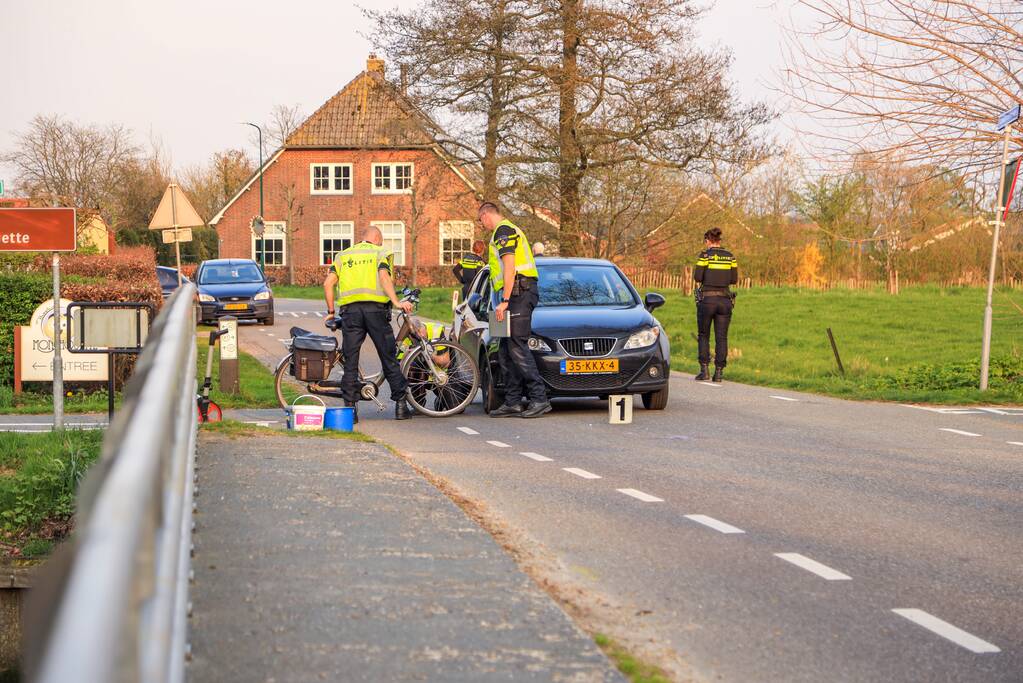 Fietsster zwaargewond bij aanrijding met auto