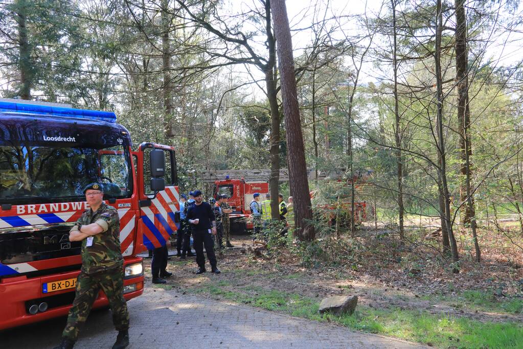 Neergestort vliegtuig hangt in boom