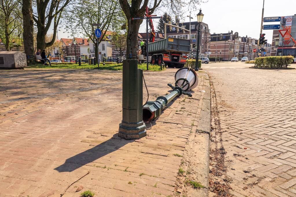 Vrachtwagen rijdt gerestaureerde lantaarnpaal omver