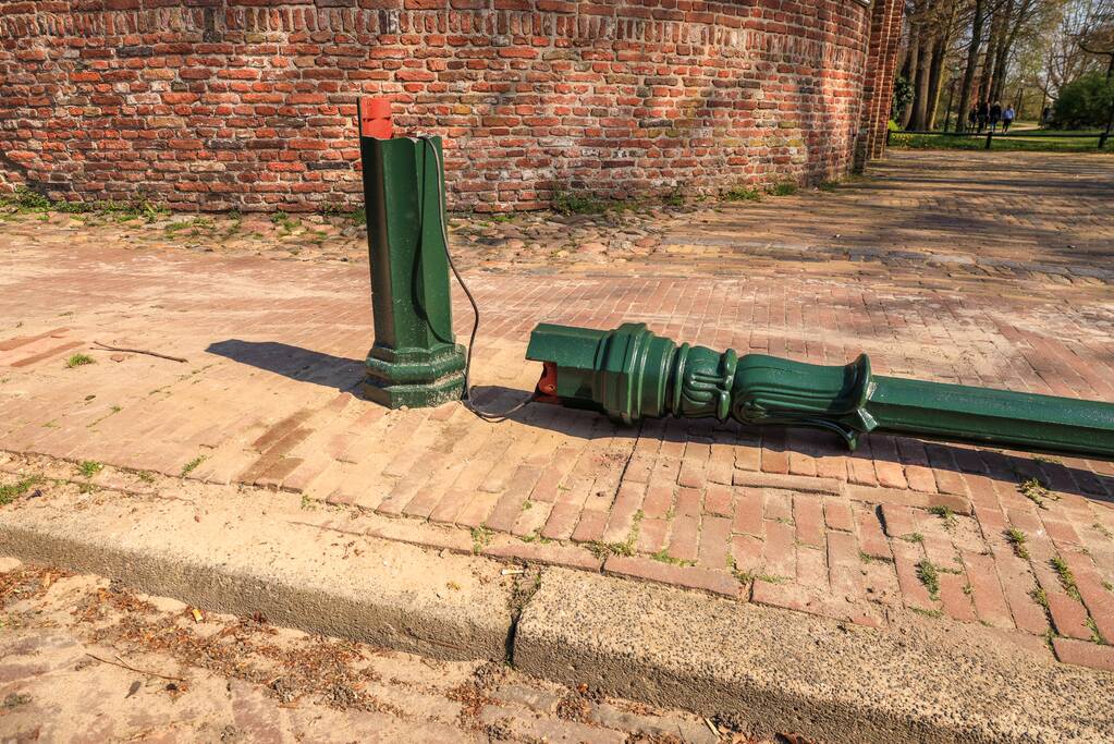 Vrachtwagen rijdt gerestaureerde lantaarnpaal omver