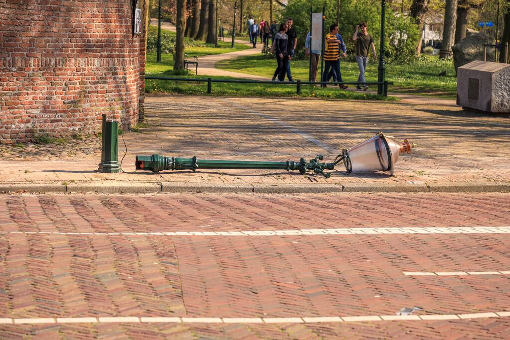 Vrachtwagen rijdt gerestaureerde lantaarnpaal omver