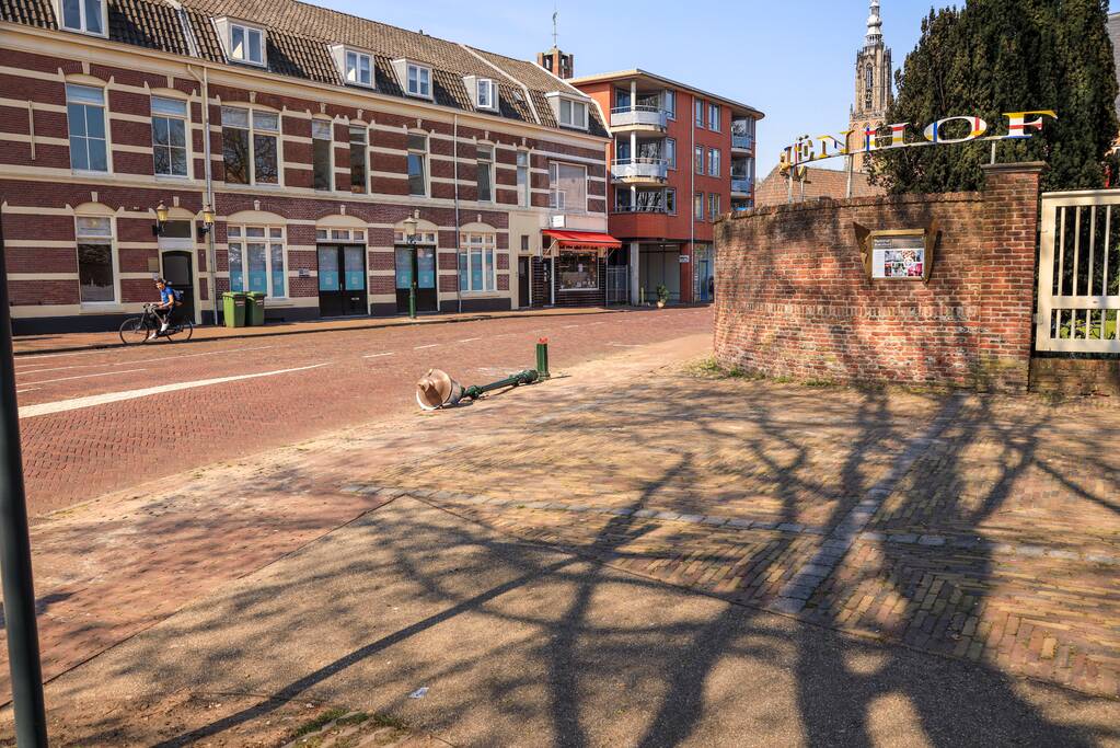 Vrachtwagen rijdt gerestaureerde lantaarnpaal omver