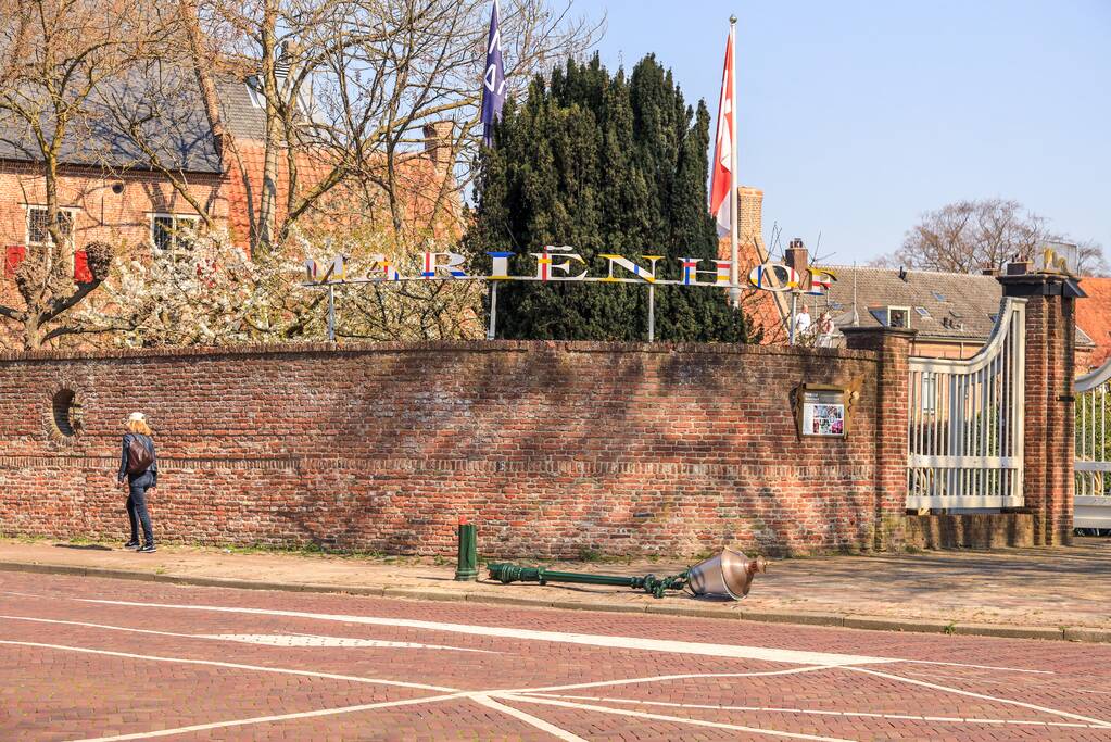 Vrachtwagen rijdt gerestaureerde lantaarnpaal omver