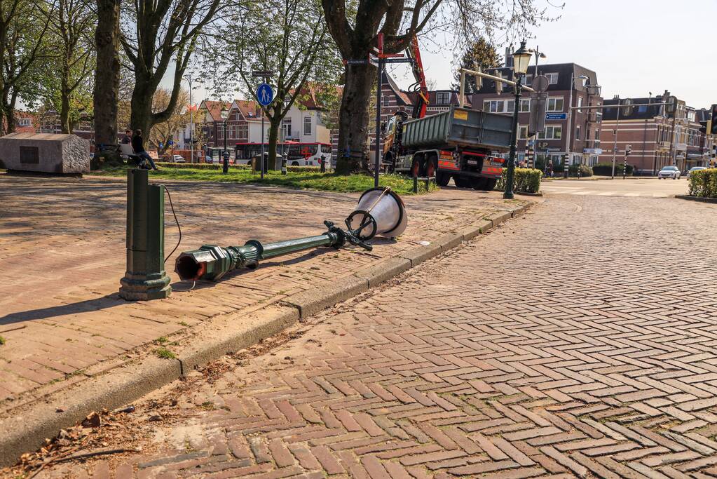 Vrachtwagen rijdt gerestaureerde lantaarnpaal omver