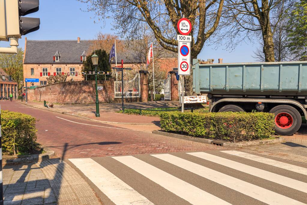 Vrachtwagen rijdt gerestaureerde lantaarnpaal omver