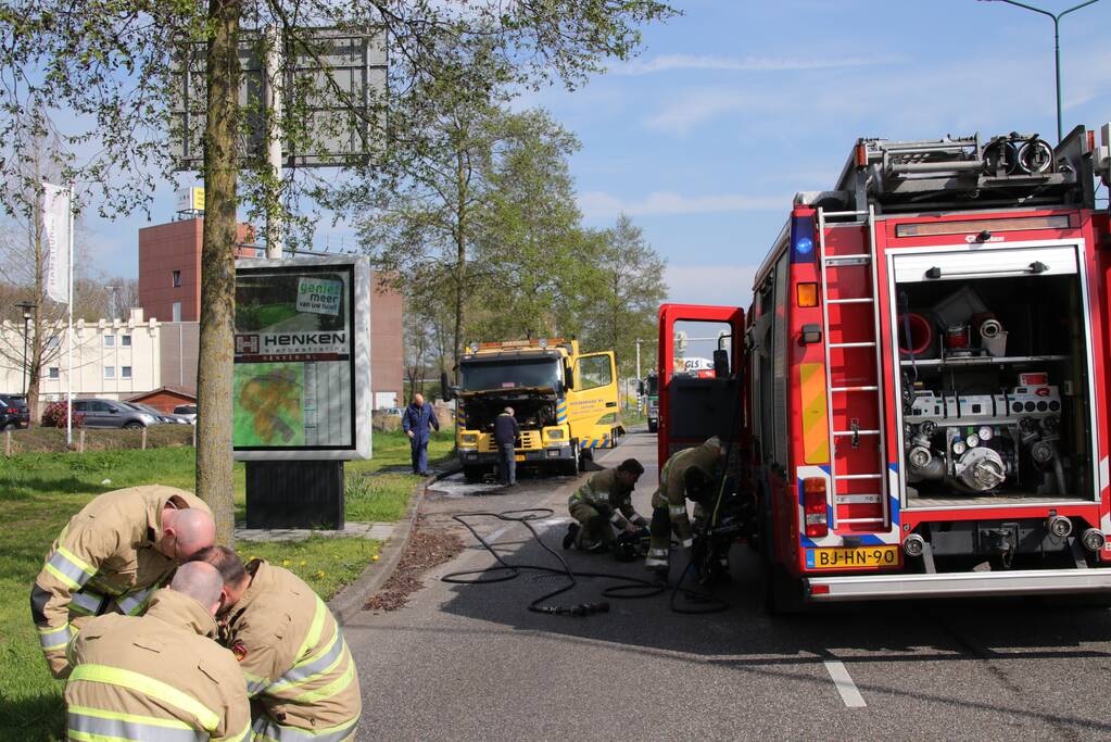 Bergingsvoertuig vat vlam