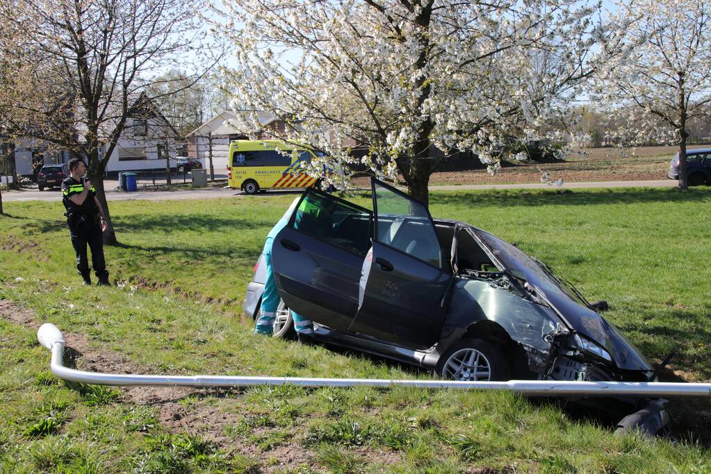 Auto in de sloot bij zware aanrijding