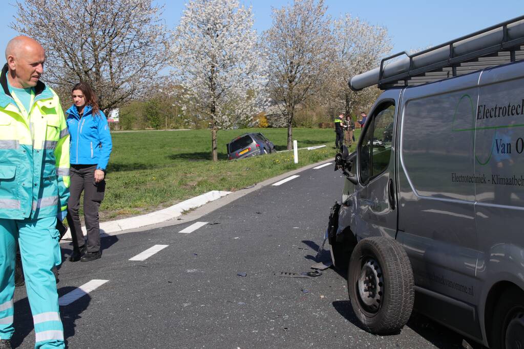 Auto in de sloot bij zware aanrijding