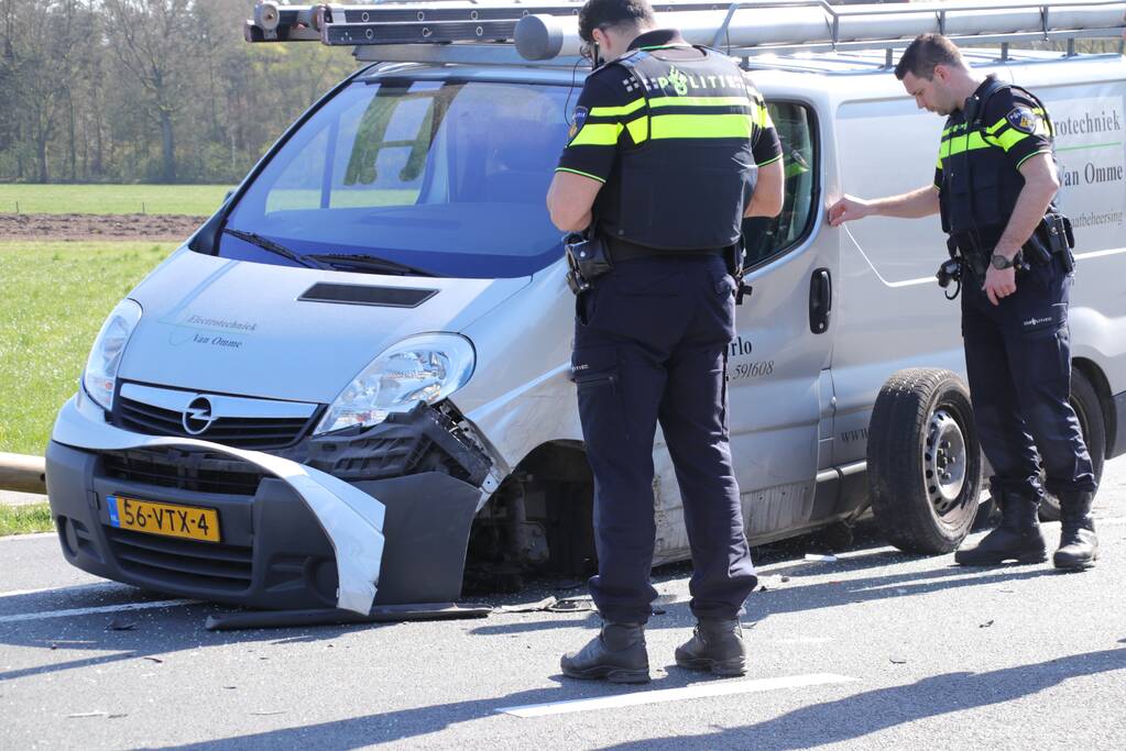 Auto in de sloot bij zware aanrijding