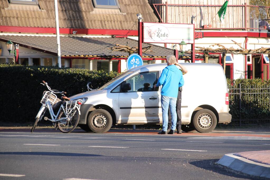 Fietsster gewond bij botsing tegen bestelwagen