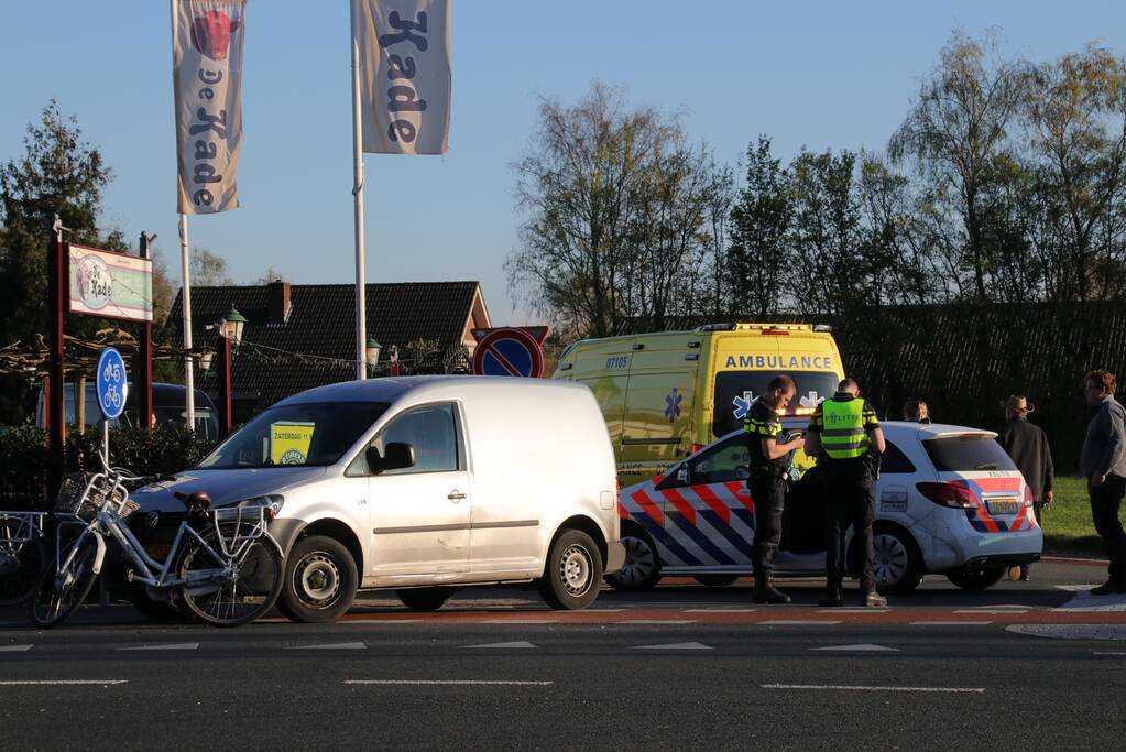 Fietsster gewond bij botsing tegen bestelwagen