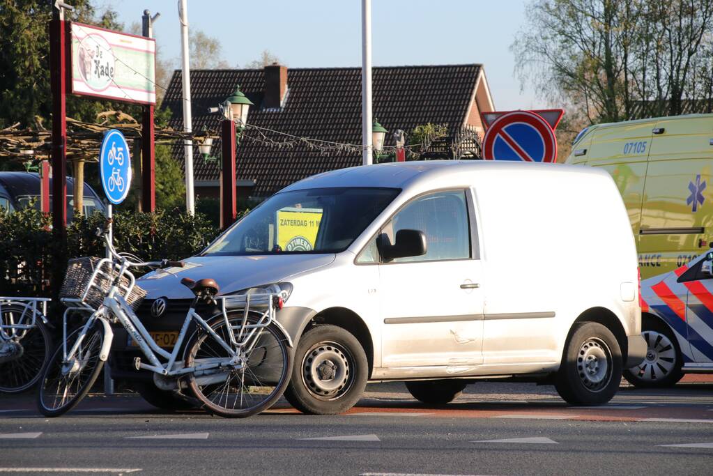 Fietsster gewond bij botsing tegen bestelwagen