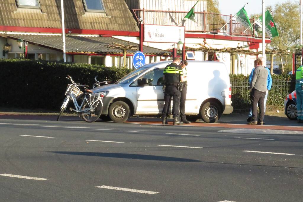Fietsster gewond bij botsing tegen bestelwagen
