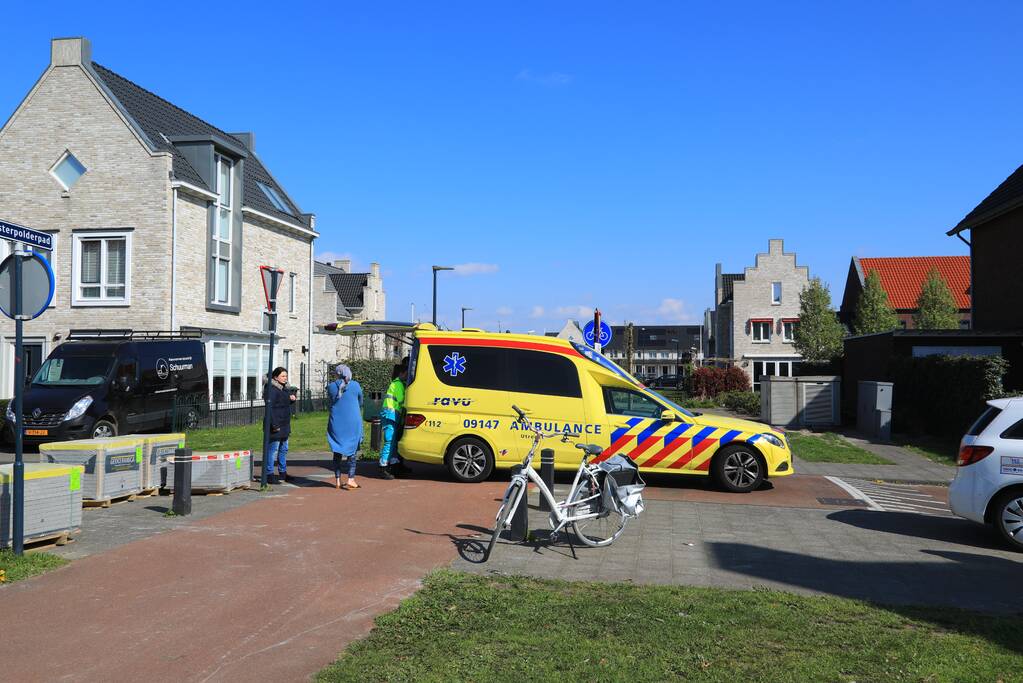Overstekend fietsster aangereden door auto