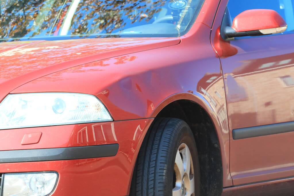 Overstekend fietsster aangereden door auto