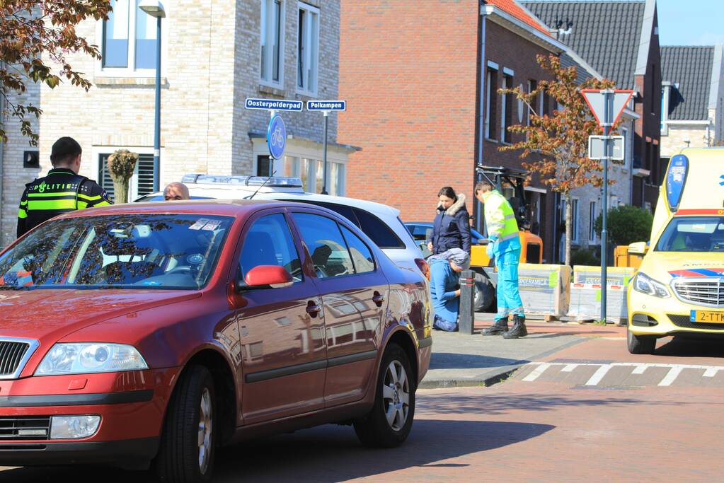 Overstekend fietsster aangereden door auto