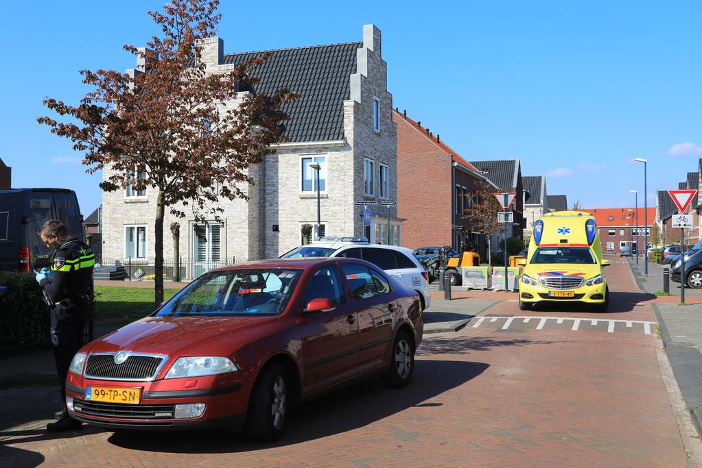 Overstekend fietsster aangereden door auto