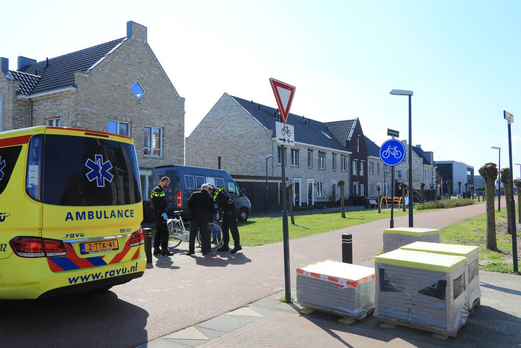 Overstekend fietsster aangereden door auto