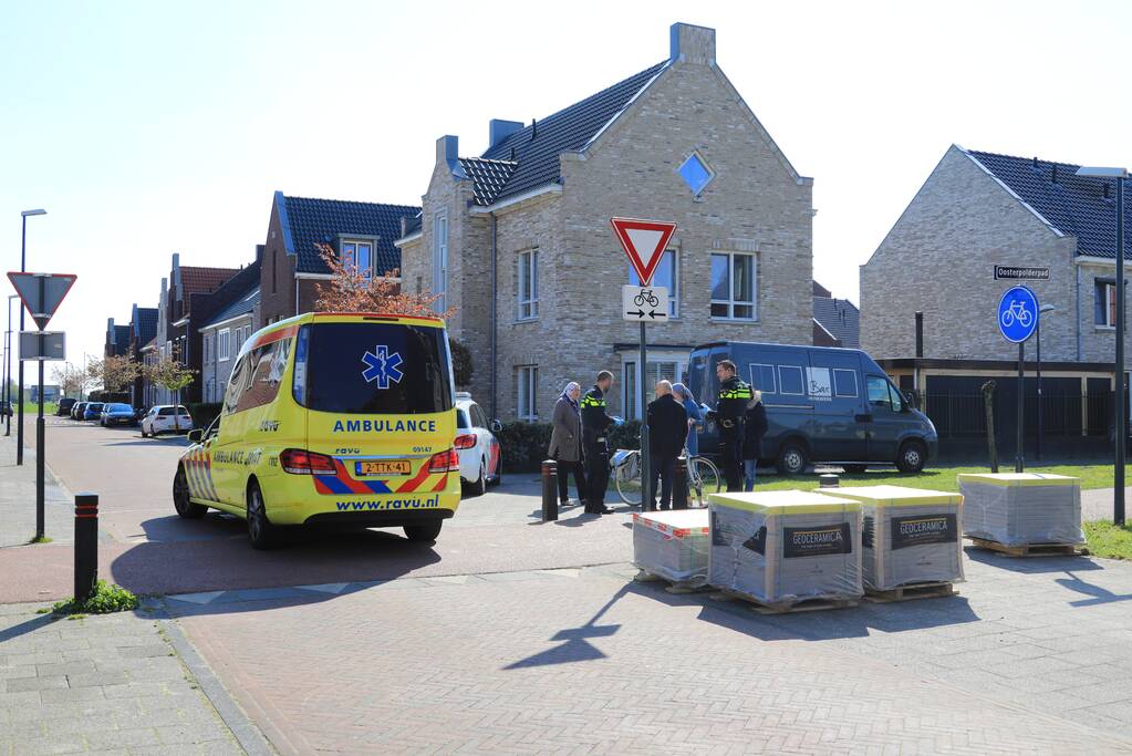 Overstekend fietsster aangereden door auto