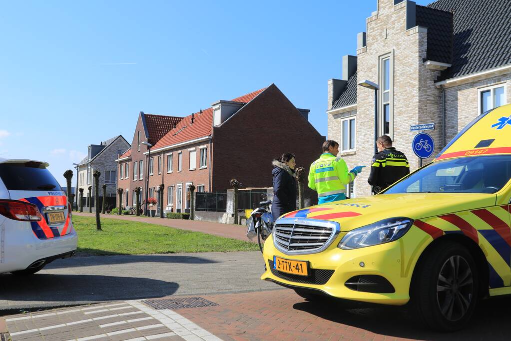 Overstekend fietsster aangereden door auto