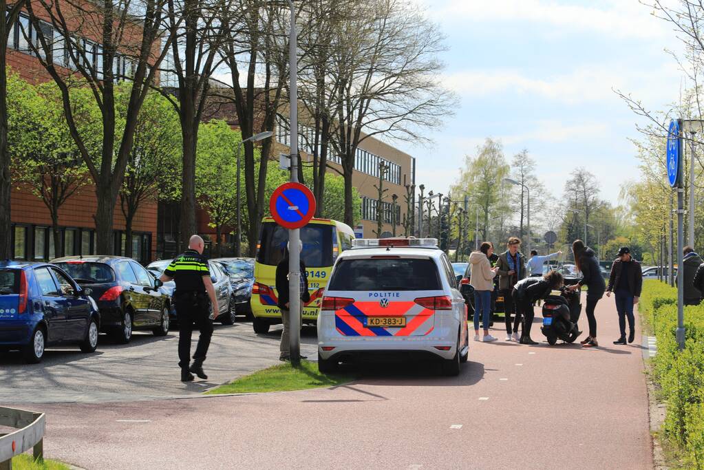 Automobilist ziet scooterrijdster over het hoofd