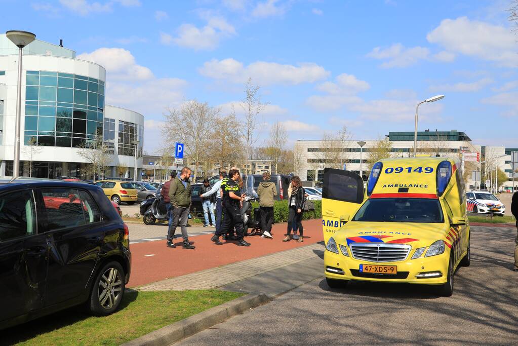 Automobilist ziet scooterrijdster over het hoofd