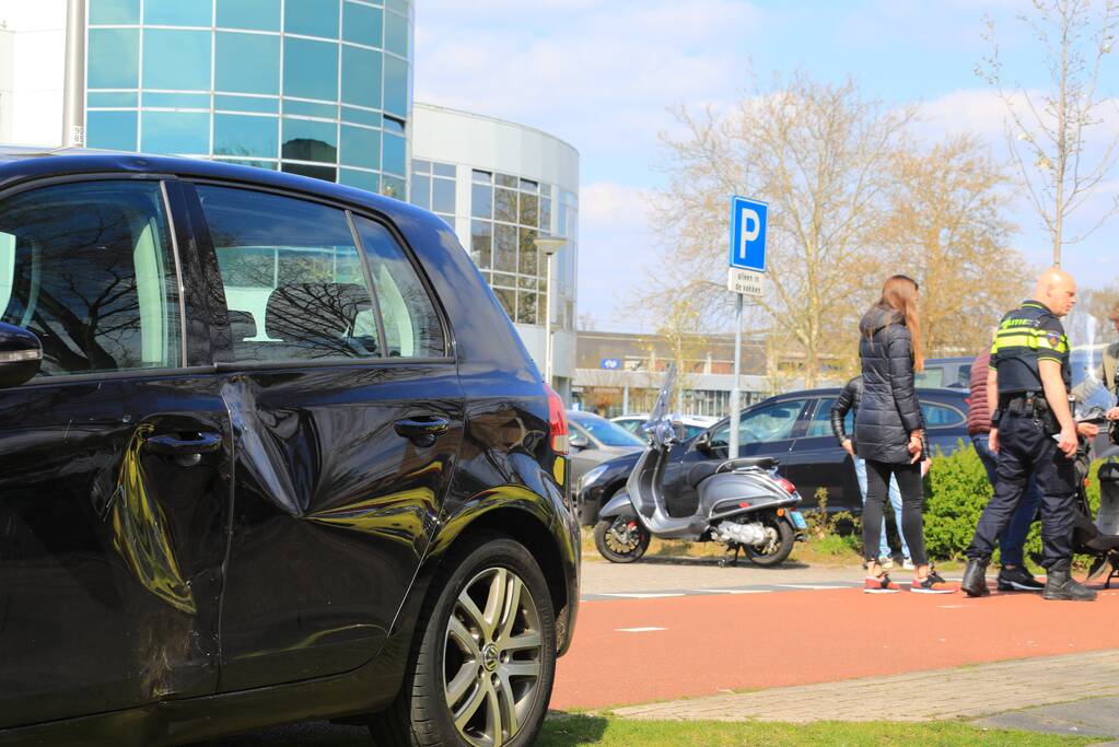 Automobilist ziet scooterrijdster over het hoofd