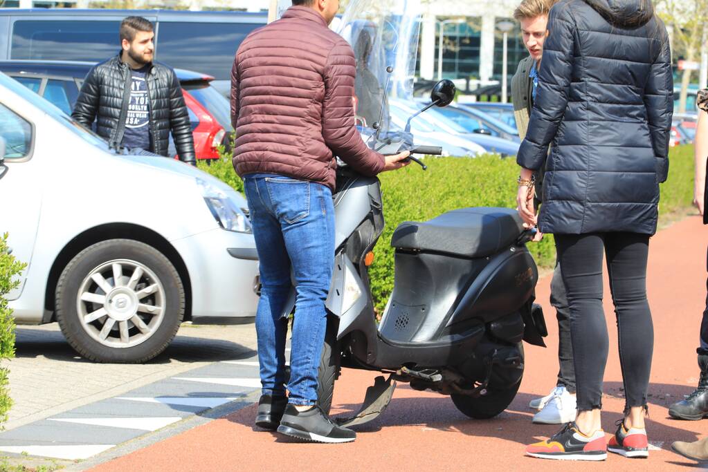 Automobilist ziet scooterrijdster over het hoofd