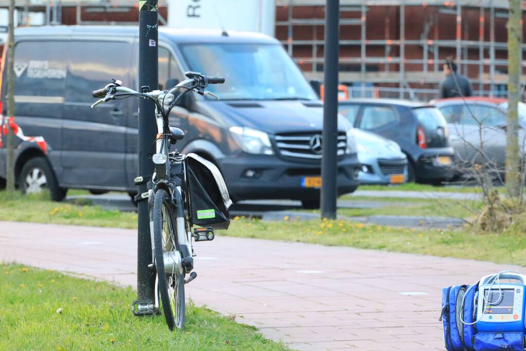 E-bikester gaat hard onderuit en raakt gewond