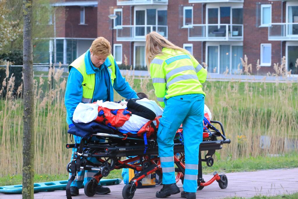 E-bikester gaat hard onderuit en raakt gewond