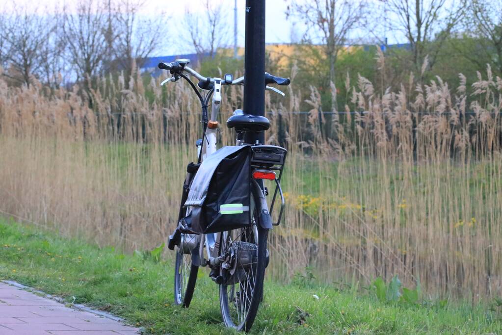 E-bikester gaat hard onderuit en raakt gewond