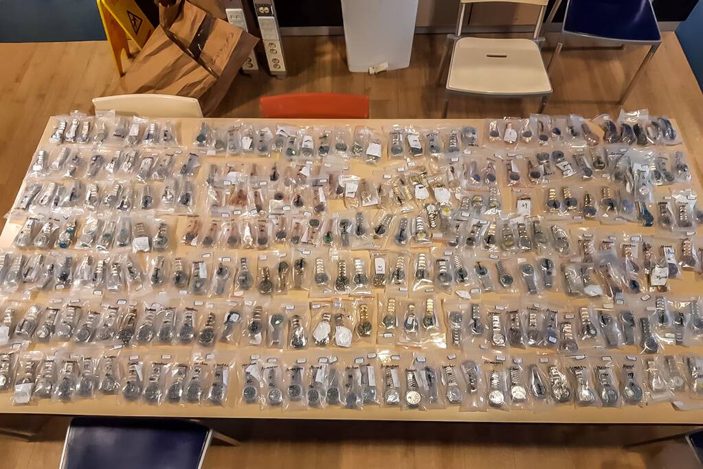 Politie-inval woning Vathorst: 84.375 euro en 374 nep-Rolex horloges