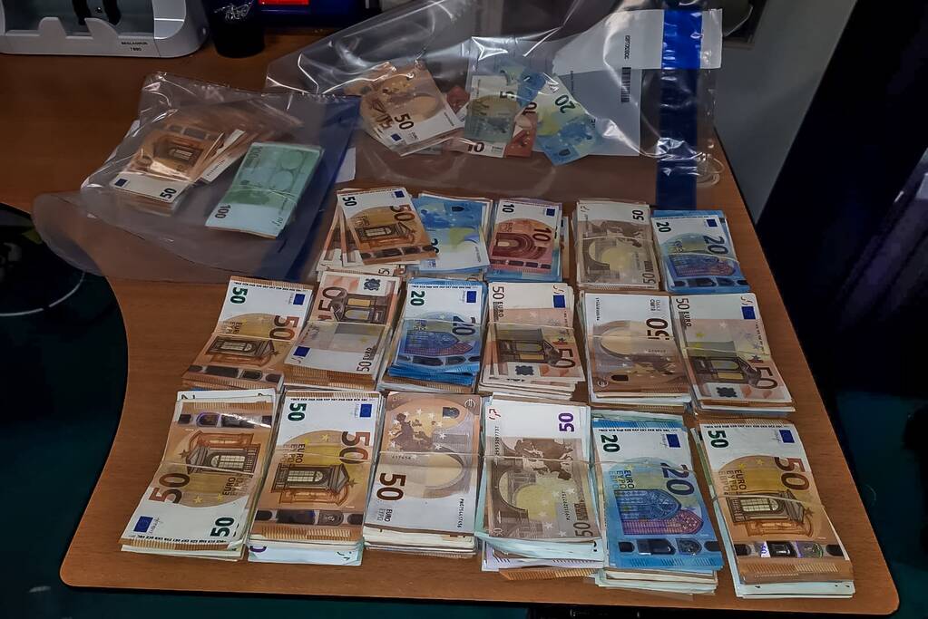 Politie-inval woning Vathorst: 84.375 euro en 374 nep-Rolex horloges