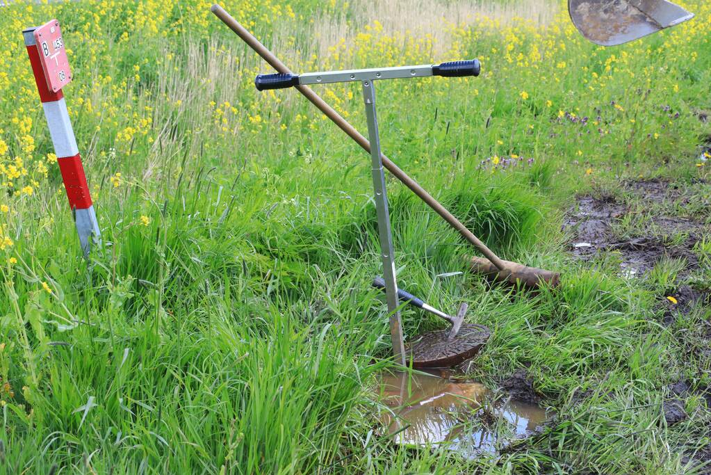 Brandkraan lek langs provinciale weg