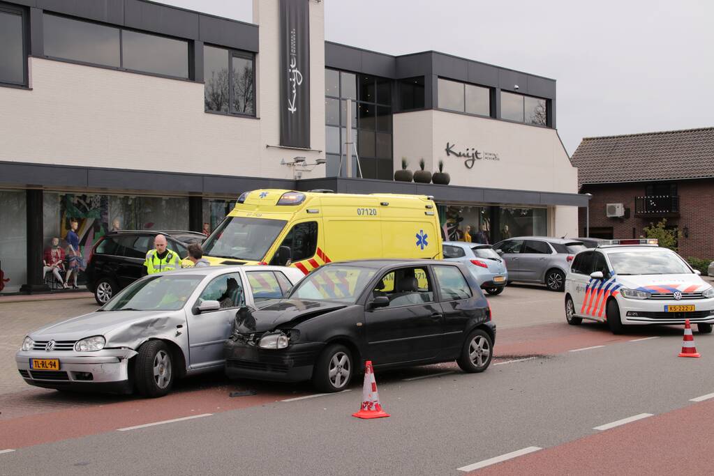 Auto botst op wegrijdende auto van parkeerplaats