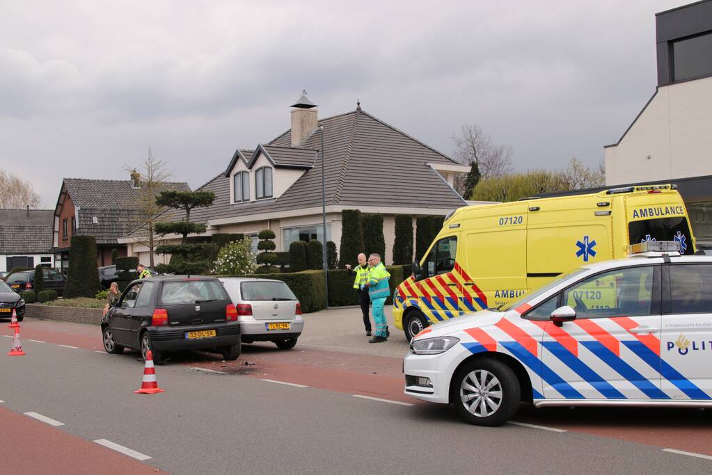 Auto botst op wegrijdende auto van parkeerplaats