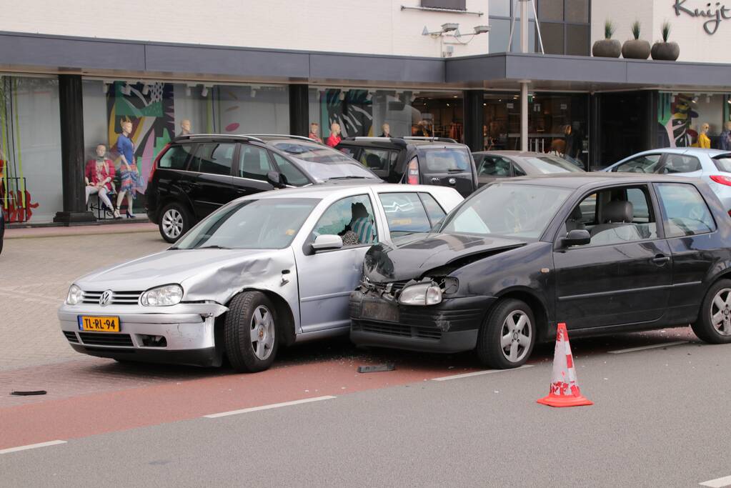 Auto botst op wegrijdende auto van parkeerplaats