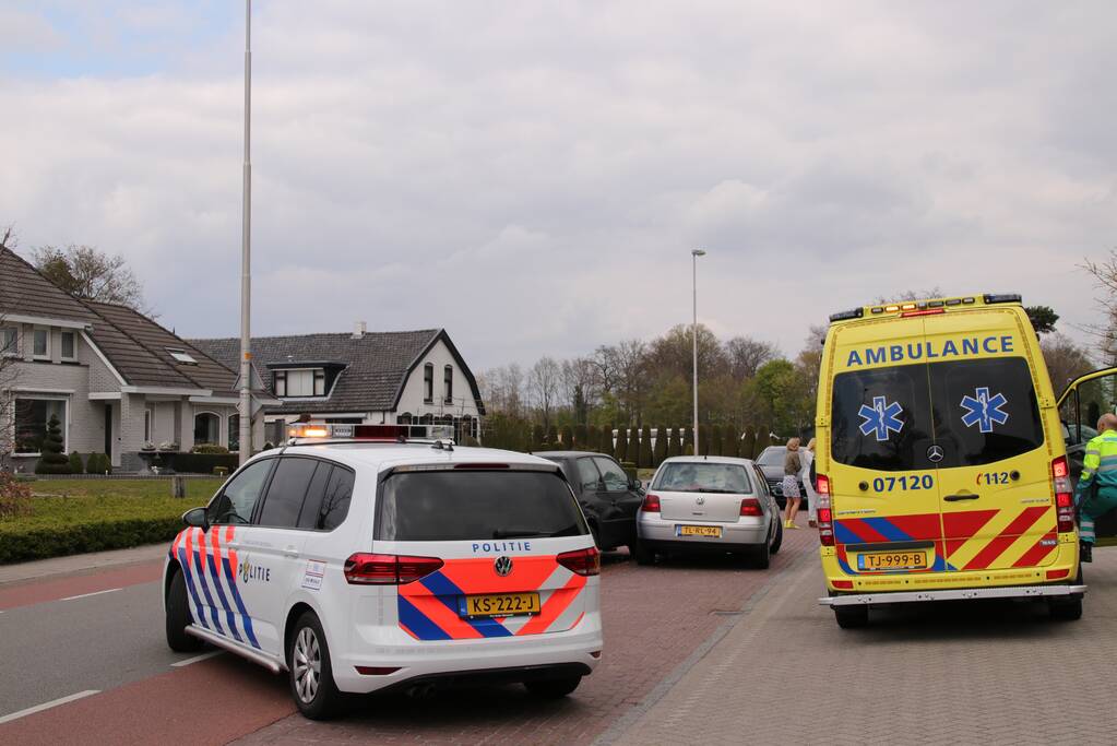 Auto botst op wegrijdende auto van parkeerplaats