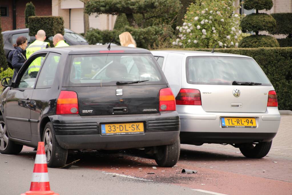 Auto botst op wegrijdende auto van parkeerplaats