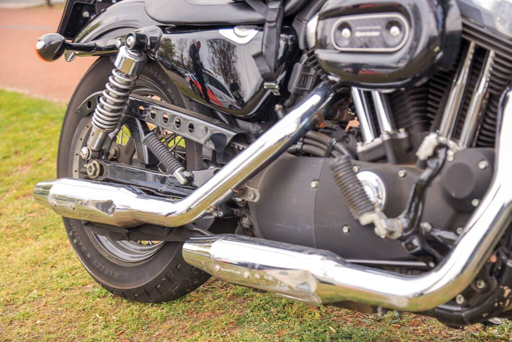 Motorrijder onderuit en raakt zwaargewond