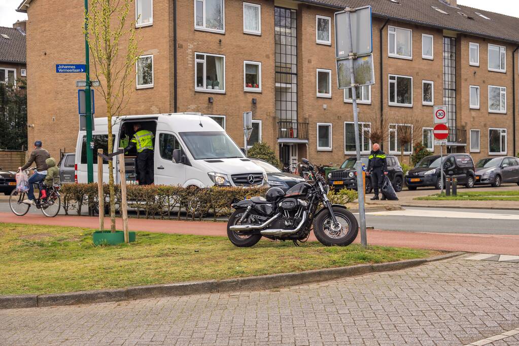 Motorrijder onderuit en raakt zwaargewond