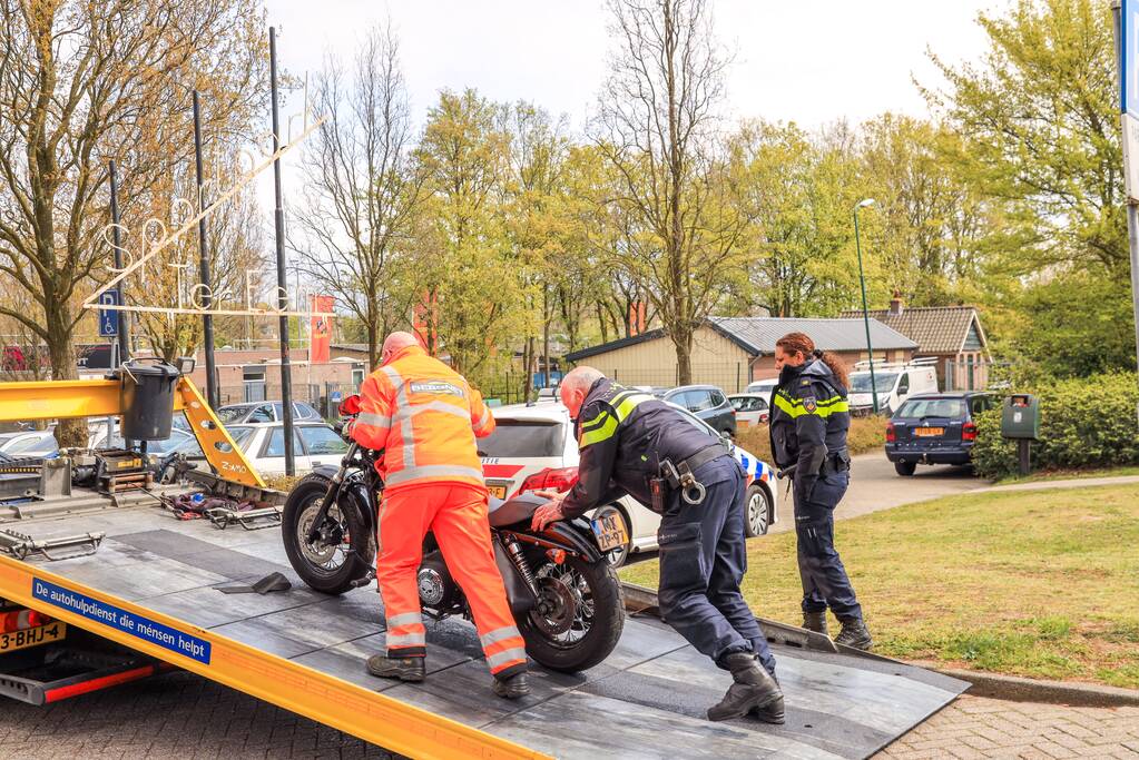 Motorrijder onderuit en raakt zwaargewond