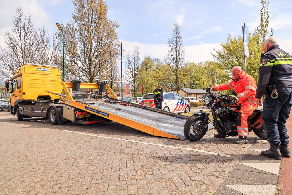 Motorrijder onderuit en raakt zwaargewond