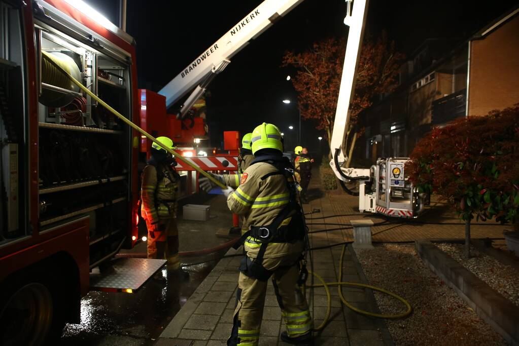 Hevige rookontwikkeling tijdens brand in dak