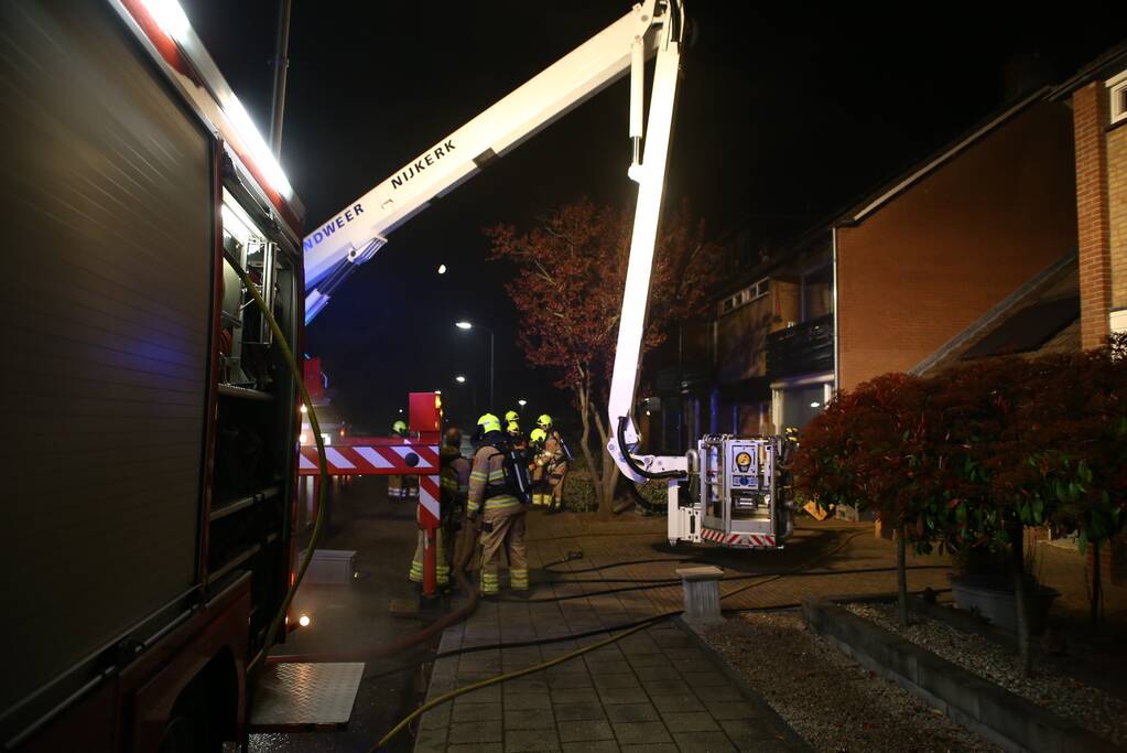 Hevige rookontwikkeling tijdens brand in dak