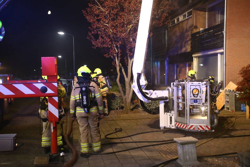 Hevige rookontwikkeling tijdens brand in dak