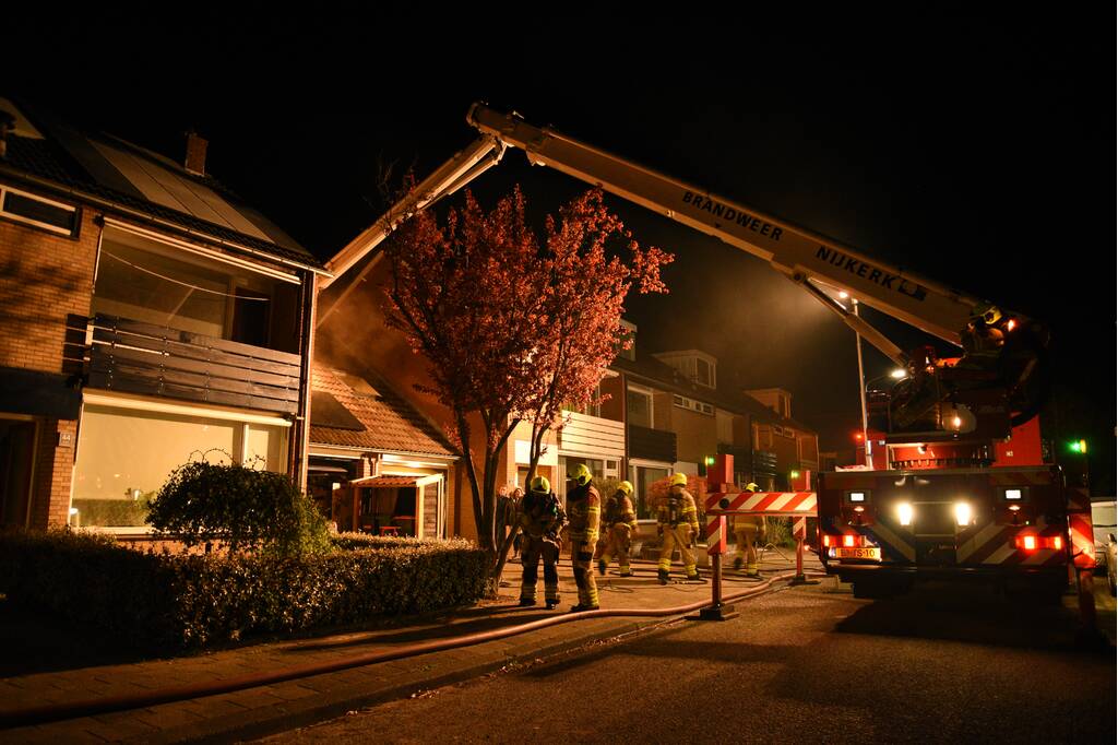Hevige rookontwikkeling tijdens brand in dak